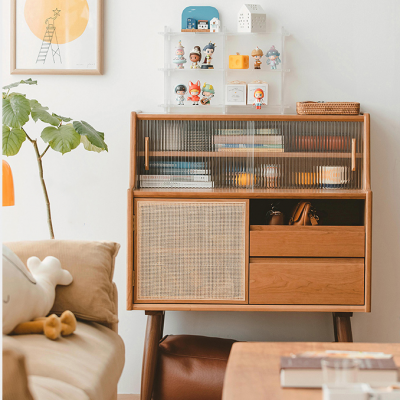 Tủ đựng đồ bằng gỗ , phong cách vintage cổ điển .