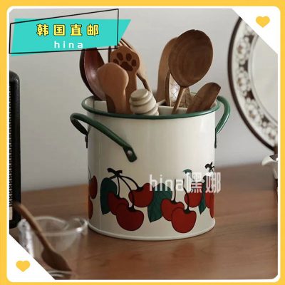 Xô để đũa, thìa bằng sắt, họa tiết quả cherry, kiểu dáng độc lạ.