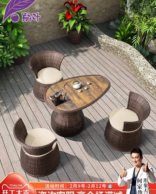 Bàn trà bằng mây nhập khẩu.