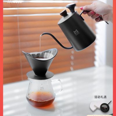 Bộ ấm pha cà phê bằng tay, có bộ lọc trên miệng tách, đơn giản, dễ sử dụng.