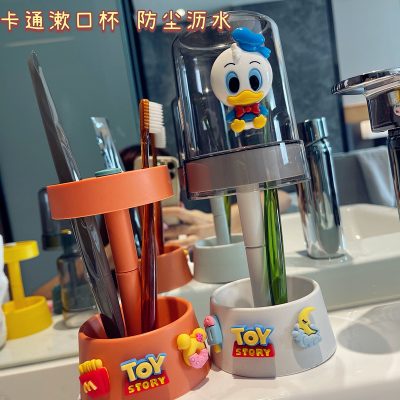 Bộ cốc kèm bàn chải đánh răng đáng yêu.