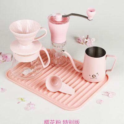 Bộ ấm pha cà phê Hario Nhật Bản, có kèm máy xay bằng tay tiện lợi, dễ sử dụng.