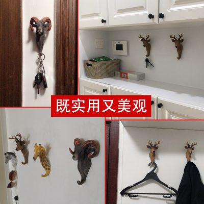 Móc trang trí hình thù các con vật treo trước cửa ra vào.