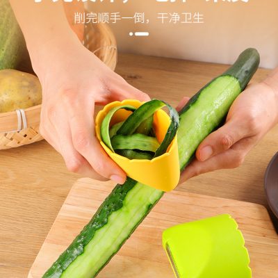 Dụng cụ gọt vỏ gom vỏ tiện lợi, nhỏ gọn, sáng tạo.