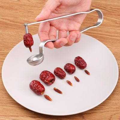 Dụng cụ tách hạt và cắt miếng quả táo đỏ, nhỏ gọn, tiện dụng.