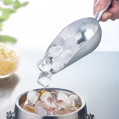 Muỗng xúc đá bằng sắt.