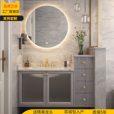 Tủ nhà tắm kèm gương thông minh.