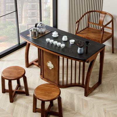 Bàn trà bằng gỗ nhập khẩu.