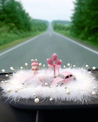 Đồ trang trí xe hơi nữ thần màu đỏ dễ thương bảng điều khiển trung tâm xe hơi sáng tạo phụ kiện xe hơi trang trí nội thất vật tư Daquan