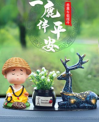Đồ trang trí ô tô Đồ trang trí nội thất ô tô Đồ trang trí bảng điều khiển trung tâm Daquan tất cả các cách an toàn hươu lắc đầu nhà sư nhỏ dầu thơm
