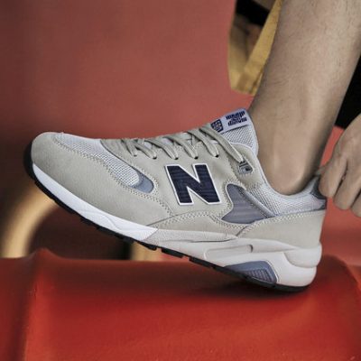 Giày nam 2022 mùa xuân mới hợp thời trang bề mặt lưới thoáng khí phù hợp với mùa xuân và mùa thu new balance mát mẻ chạy thể thao giải trí giày chạy bộ