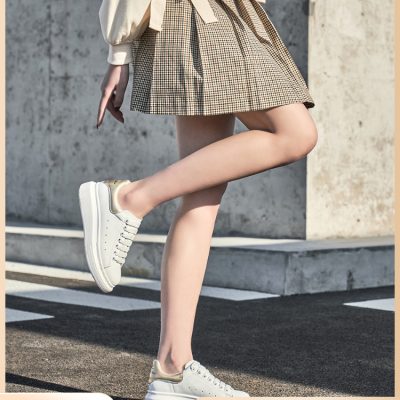 Gemeiqi da thoáng khí bên trong tăng chiều cao giày nhỏ màu trắng của phụ nữ 2022 mùa xuân mới McQueen tất cả các trận đấu giày thể thao học sinh