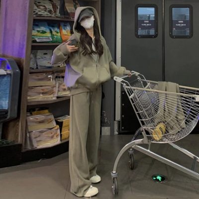 2022 mùa xuân mới Hồng Kông phong cách retro thể thao và giải trí phù hợp với thời trang của phụ nữ thời trang rộng rãi áo len cao cấp hai mảnh thủy triều