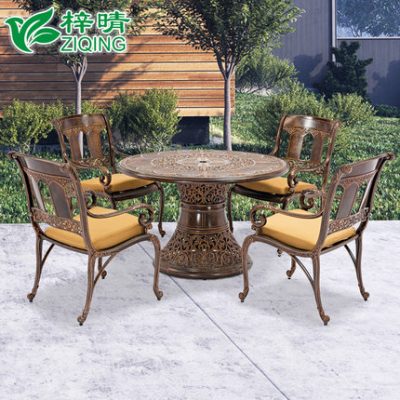 Bàn ghế nhôm đúc sang trọng, phù hợp với mọi không gian vườn.