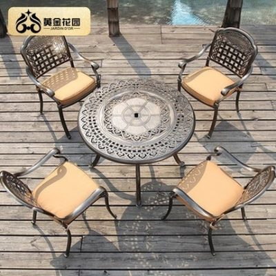 Bàn ghế ngoài trời nhôm đúc phong cách Châu Âu.