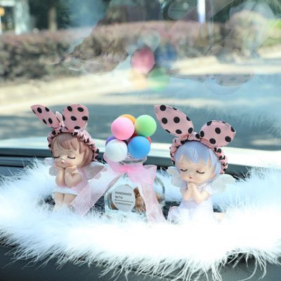 Màu đỏ ròng xe hơi trang trí nội thất đồ trang trí xe hơi dễ thương sáng tạo nước hoa bảng điều khiển trung tâm cung cấp đồ trang trí xe hơi Daquan nữ thần