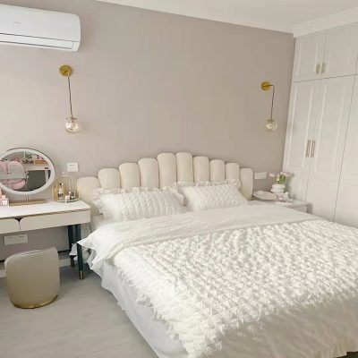 Giường ngủ màu trắng sữa bọc vải nhung mềm, êm ái. Gỗ rắn. Kiểu Pháp.