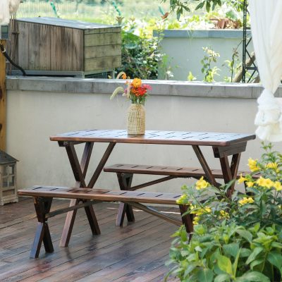Bàn ghế gỗ ngoài trời, thiết kế kiểu xưa cũ, đơn giản. Được làm từ gỗ đặc chống ăn mòn, bền đẹp theo thời gian.
