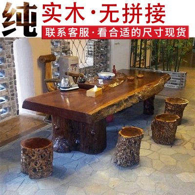 Bàn ghế gỗ cỡ lớn, nguyên khối, lịch sự, tao nhã, cổ xưa, chắc chắn.
