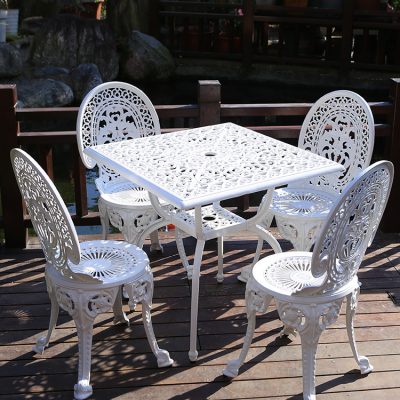 Bàn ghế ngoài trời, hoa văn đúc tinh sảo, tỉ mỉ.