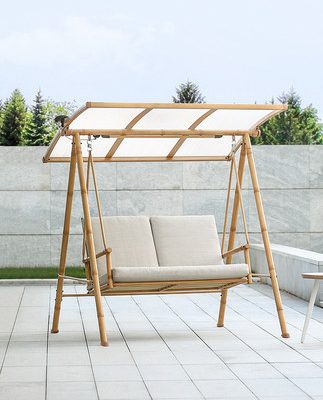 Xích đu bằng sân vườn nhập khẩu, thiết kế đơn giản tinh tế.