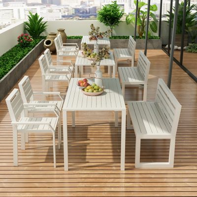 Bàn ghế sân vườn đẹp, đơn giản nhưng không hề đơn điệu, vân gỗ chống nắng mưa.