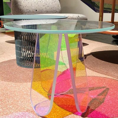 Bàn cà phê nhỏ trong suốt, ánh sáng acrylic, sang trọng, đơn giản.