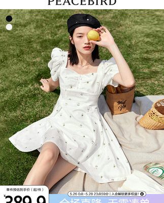 Peacebird Pháp Cổ vuông Váy hoa Mặt trăng Cô gái hoang dã 2022 Mùa hè Vòng eo mới Tính cách ngọt ngào Váy