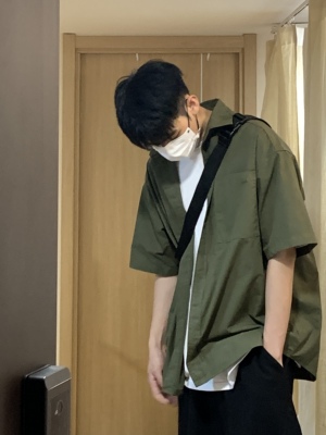 okhao! Áo sơ mi ngắn tay màu xanh đậm mới phiên bản Hàn Quốc trong kiểu áo sơ mi nam rộng rãi