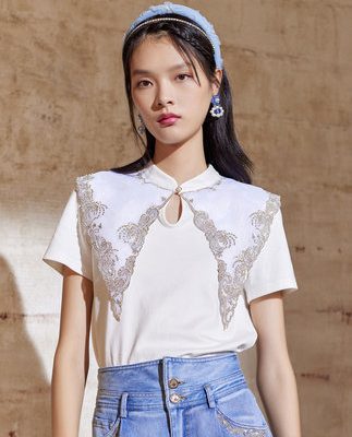 MAXRIENY Bướm cổ đứng Cổ áo màu trắng Hàng đầu năm 2021 Mùa hè mới Phụ nữ cổ điển Áo phông ngắn tay Phong cách phương Tây mỏng