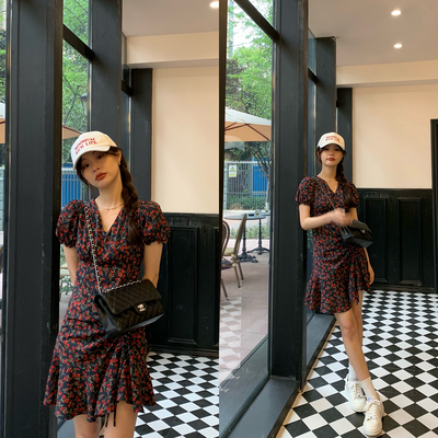 Mùa thu tháng sáu mùa thu mùa thu màu đen hoa dây treo váy nữ mùa hè cổ chữ v ngắn tay dây rút váy ngắn tay phồng váy