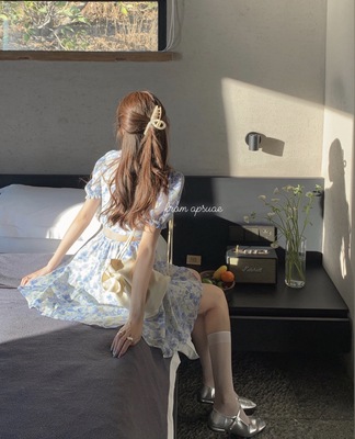Nước trắng của phụ nữ màu xanh váy hoa của phụ nữ Xia Chunyu thiết kế cảm giác rỗng lưng cao eo cao chữ A sơn dầu váy ngắn