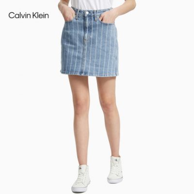 CK Jeans nữ thời trang thời trang đinh tán khóa bông LOGO nhãn da sọc dọc váy denim J213382