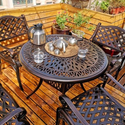 Biệt thự cao cấp phong cách Châu Âu sân vườn giải trí bàn ghế ngoài trời chân sắt nhôm đúc kết hợp bàn ghế ngoài trời sân vườn bàn ghế ngoài trời