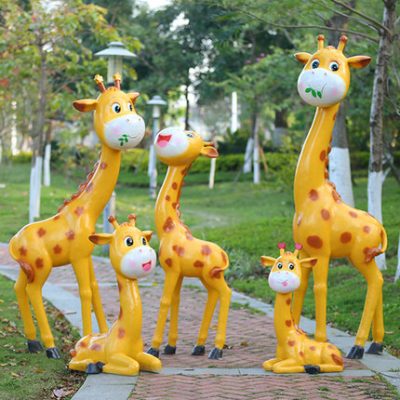 Phim hoạt hình Con hươu cao cổ FRP Điêu khắc Sân vườn Ngoài trời Cảnh quan Mẫu giáo Thủ công mỹ nghệ Dễ thương Bản phác thảo Đồ trang trí Đồ trang trí