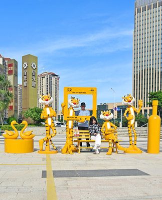 Phim hoạt hình hổ điêu khắc ngoài trời sợi thủy tinh lớn được gia cố bằng nhựa trung tâm mua sắm Meichen net màu đỏ thẻ đục lỗ trang trí sàn trang trí lớn