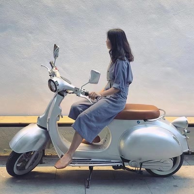 La mã kỳ nghỉ xe điện vespa ròng màu đỏ xe hơi xe máy cổ điển 72V xe tay ga nữ giá trị cao thời trang
