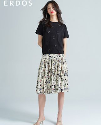 Phụ nữ ERDOS 22 mùa xuân và mùa hè thiết kế bông mới rỗng màu đặc áo thun nữ ngắn tay giản dị thoải mái và thoáng khí