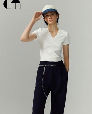 COMME MOI Nhà thiết kế Lu Yan thiết kế sản phẩm mới mùa hè cảm giác thích hợp cho phụ nữ cổ chữ V mặc thường phục áo phông ngắn tay đi làm