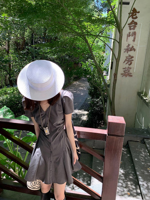 trượt tuyết của Tannin áo sơ mi xếp li màu xám váy tay phồng áo cổ v váy ngắn mùa hè của phụ nữ