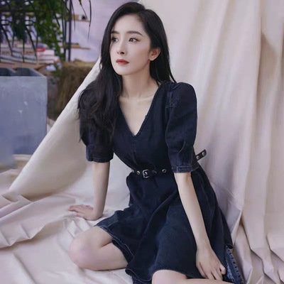 maje kara Yang Mi cùng quần áo Váy denim cổ chữ V nhỏ tay áo phồng phụ nữ váy ngắn eo kiểu Pháp