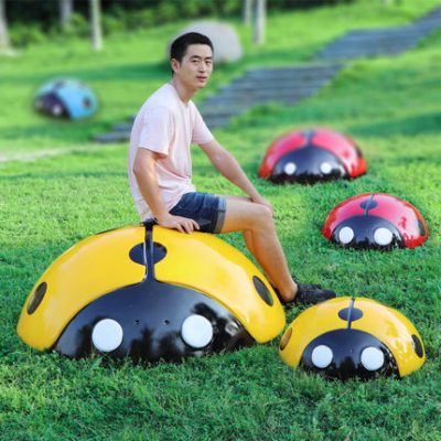 Khu vườn ngoài trời sân chơi bằng sợi thủy tinh được gia cố bằng nhựa mô phỏng đồ trang trí bọ rùa bảy sao Bọ cánh cứng điêu khắc công viên trang trí bãi cỏ