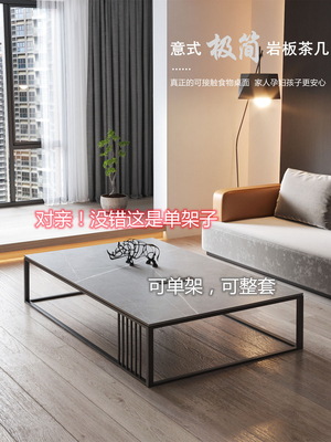 Bàn cà phê bằng đá cẩm thạch phiến bàn chân tối giản bên một vài bàn cà phê kiểu Ý Bắc Âu ban công cửa sổ nổi khung bàn cà phê