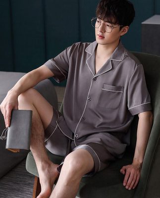 2022 mới bộ đồ ngủ của nam giới mùa hè băng lụa quần short ngắn tay lụa mùa hè quần áo ở nhà của nam giới mô phỏng lụa mỏng phần