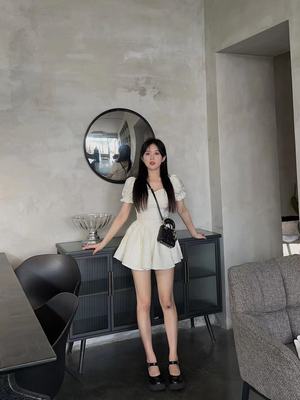 Nam chọn sáu nhỏ tự làm vào mùa hè 2022 ngọt ngào nhỏ kiểu Pháp jacquard tay phồng tay áo thích hợp thiết kế váy ngắn
