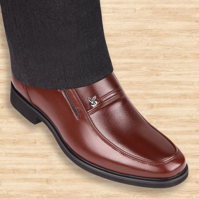 Giày da cao gót nam bên trong Zenggao cha giày nâu mùa xuân của nam giới da mềm trung niên vô hình bên trong tăng chiều cao mà không cần thắt lưng