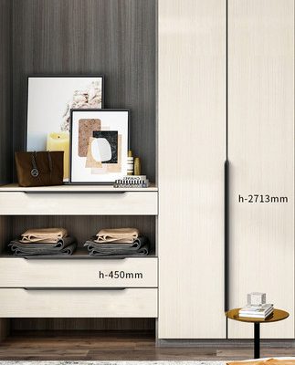 Thông qua tay cầm vô hình trên cùng, cửa tủ không có khe màu đen, tủ quần áo ngăn kéo tối màu được kéo dài toàn bộ cơ thể Tay nắm tủ tối giản màu vàng