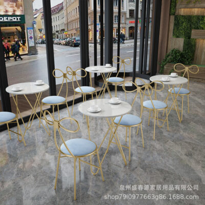 Hiện đại tối giản một bàn tròn và hai ghế kết hợp quán trà sữa quán cà phê bàn tròn nhỏ bằng đá cẩm thạch Bàn ghế nghệ thuật bằng sắt vàng