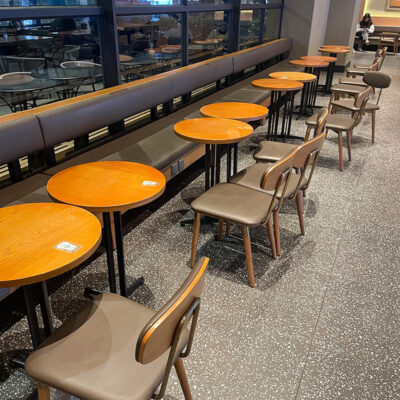 Bàn cafe quán trà sữa ghế ăn cửa hàng tráng miệng phục vụ dựa vào tường gỗ cứng thẻ ghế sofa nhà hàng tây kết hợp bàn ghế