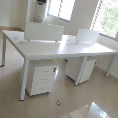 Bàn màn hình Phòng kết hợp máy tính bàn ghế Nội thất Hạ Môn bán buôn vách ngăn hiện đại khung thép bàn làm việc nhân viên